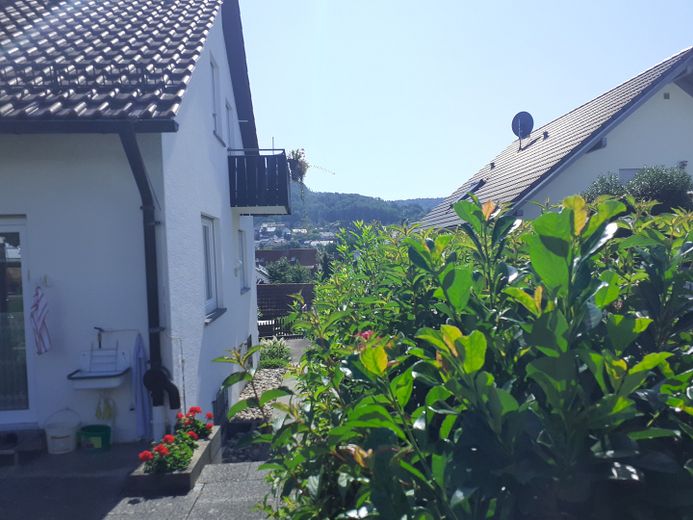 Gemütliche Dachgeschosswohnung 4 Zimmer mit Einbauküche in ruhiger Wohngegend – Kleiner Balkon