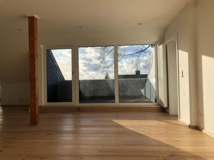 Exklusive Dachgeschosswohnung mit 2 Zimmern sowie Loggia in bevorzugter Lage von Plön – Wohnzimmer