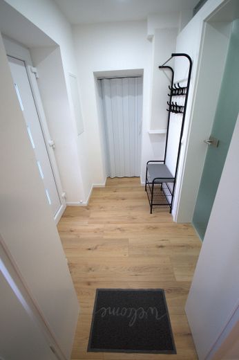 Appartement moderne d’une pièce, meublé et entièrement équipé, location temporaire – Flur