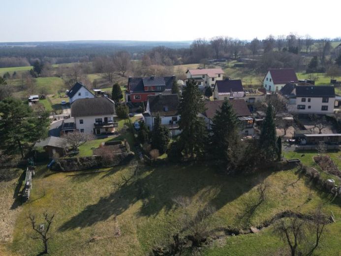 Hermsdorf yakınlarında sakin köy konumunda hemen taşınılabilir müstakil ev, fiyat pazarlığa açık – Foto 1