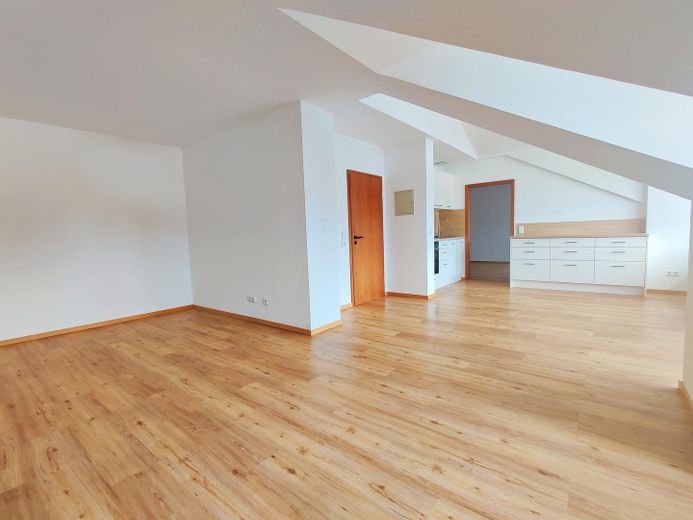 hell und geräumig: renovierte 2 Zimmer DG-Wohnung auf 69m² mit großem Gaubenbalkon ohne Provision – Wohnen,Essen, Küche