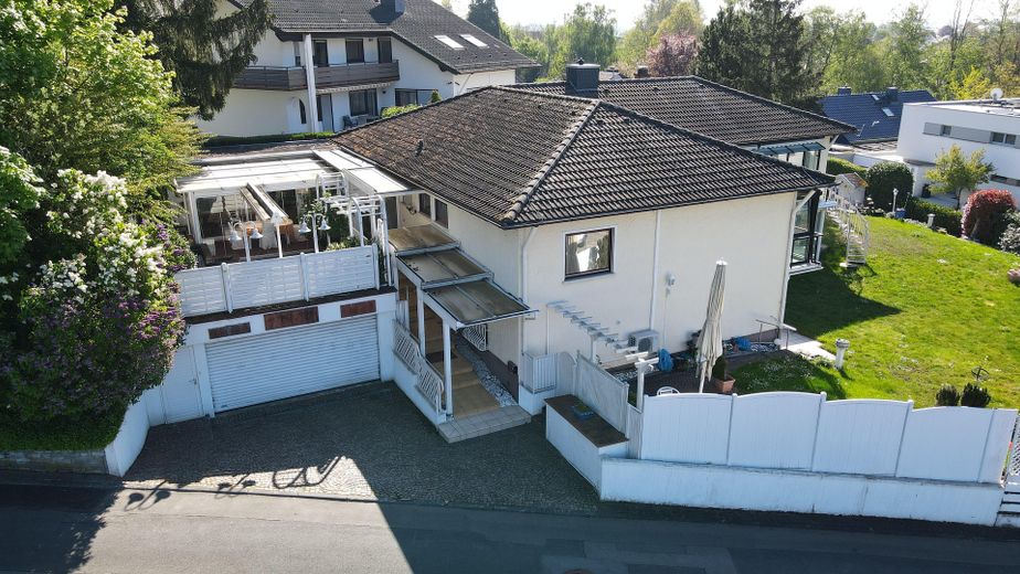 Eingang und Doppelgarage