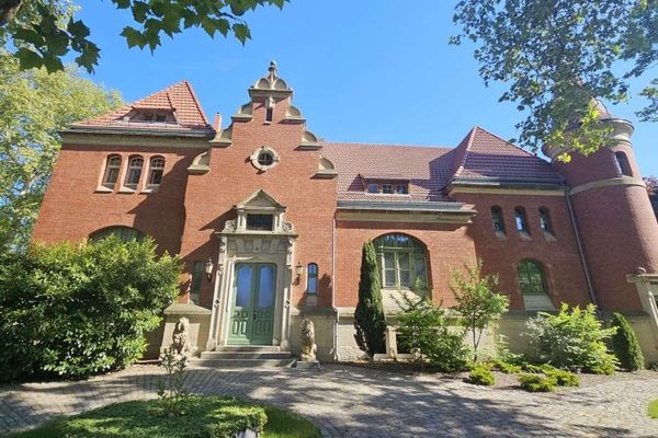 Bedrijven opgelet! Uw nieuwe kantoorgebouw van 715m² met historische charme!