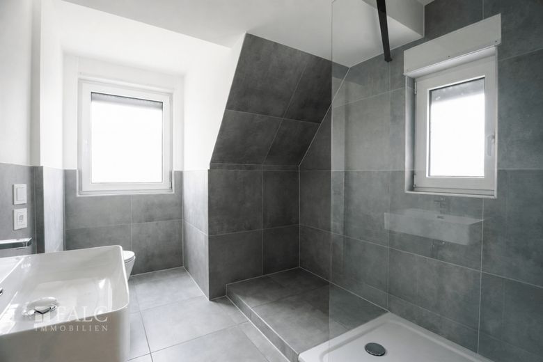 SAARN: Licht, Luft und Loft-Feeling - sanierte 3-Zimmer-Dachgeschosswohnung mit Balkon – Badezimmer