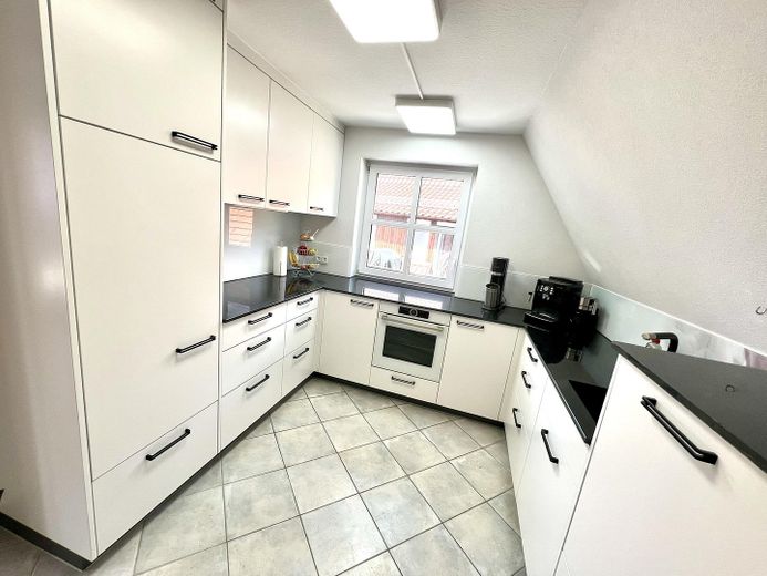 Appartamento maisonette di 4,5 locali con balcone e garage – Küche