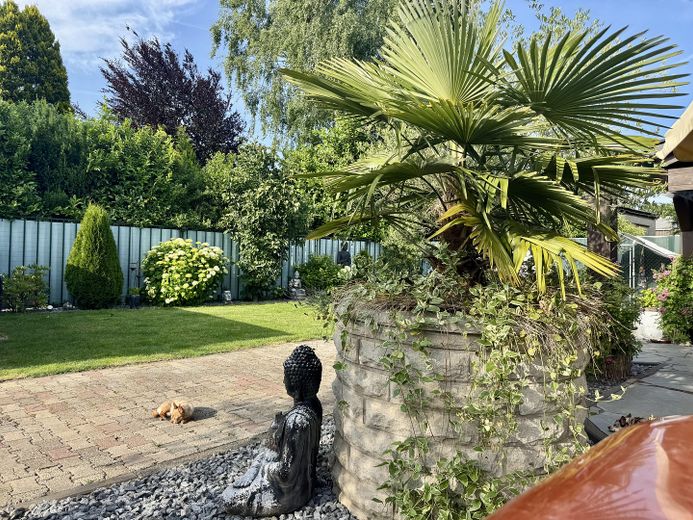 Casa rural con factor WOW: grandes naves, jardín de ensueño y cocina exterior de lujo – Foto 13
