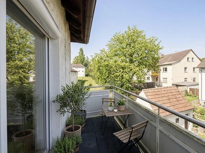 Lichtdurchflutete 2-Zimmer-Wohnung mit Balkon, modernem Bad & Top-Anbindung in Wiesbaden-Schierstein – Balkon