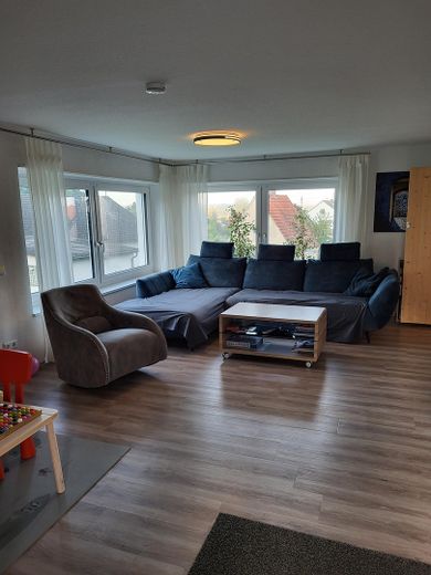 Casa unifamiliar completamente renovada con amplio jardín en una ubicación tranquila y bien comunicada – Wohnzimmer EG