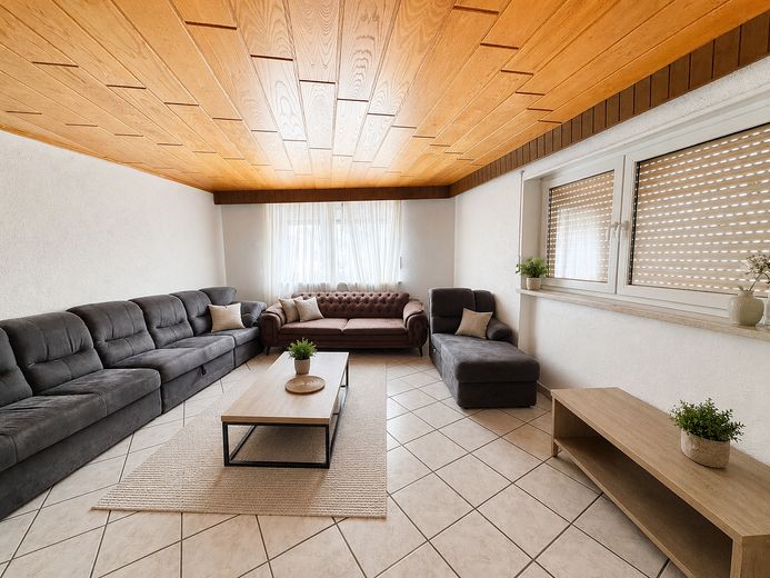 Große 4 Zimmer -Wohnung auf 2 Etagen mit 136 m² Wohnfläche, Balkon und Innenhof – Wohnzimmer
