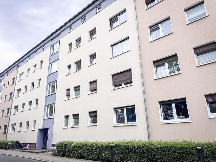 Erstbezug nach Sanierung: Stilvolle 3-Zimmer-Wohnung mit Balkon & Stellplatz in Sachsenhausen-Nord – Hausansicht
