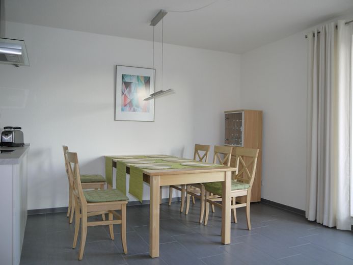 Wohnen und Arbeiten an einem Ort? Moderne Stadtwohnung mit Dachterrasse. – Möblierbeispiel Wohnzimmer