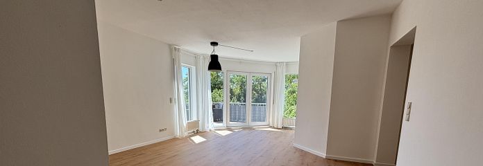Helle, ruhige, großzügige 2-Zi-Wohnung mit größerem Balkon und PKW-Stellplatz, kleinere Wohneinheit – Großes Wohn- und Esszimmer