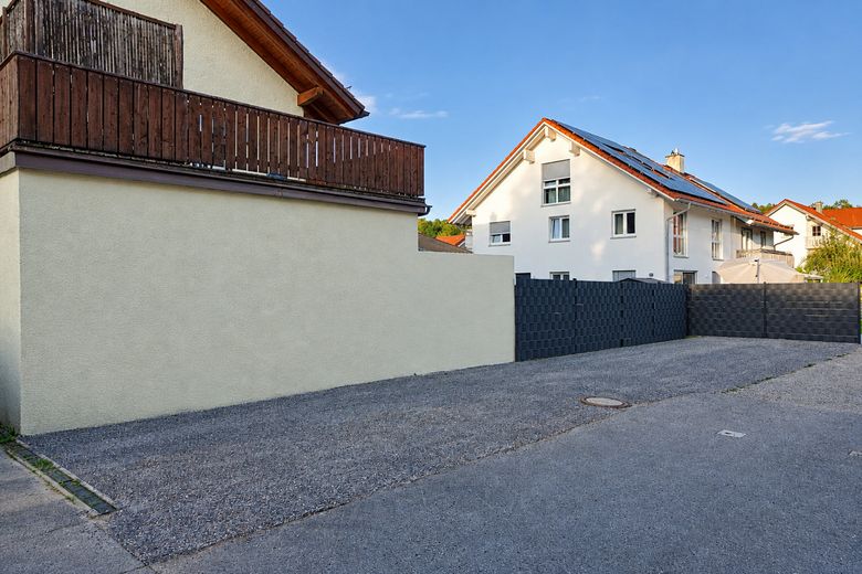 Mehrfamilienhaus in zentraler Lage mit 4 Wohnungen – Parkfläche