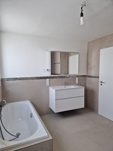 Hochwertige 3-Zimmerwohnung mit Erstbezug nach Kernsanierung – Ihr neues Zuhause auf Neubauniveau! – Badezimmer