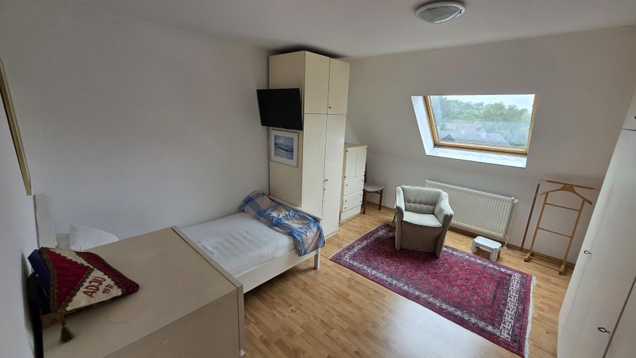 Luminoso apartamento de 3 habitaciones en el ático, 90 m², balcón, ascensor y cocina equipada – Spelle-Mitte, disponible a partir de octubre – Schlafzimmer mit Dachfenster