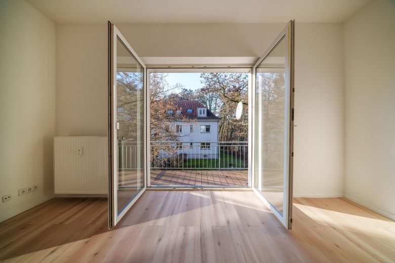 Lichtrijk 3-kamerappartement, ca. 96 m², met groot zonnig balkon in het groen – Zugang zum Balkon vom WOhnzimm