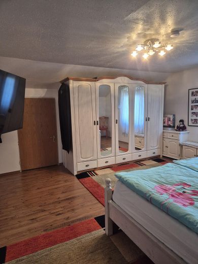 Großes hochwertiges Einfamilien-/ Zweifamilien-/ Mehrgenerationenhaus/Praxis/Gewerbe – Schlafzimmer (OG) 