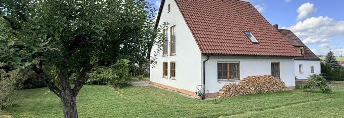 Zwei Einfamilienhäuser mit großzügigem und sonnigem Garten