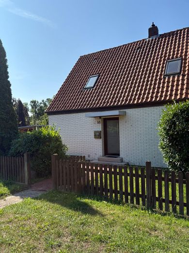 Freistehendes Einfamilienhaus mit Doppelgarage und schönem Garten – Foto 3