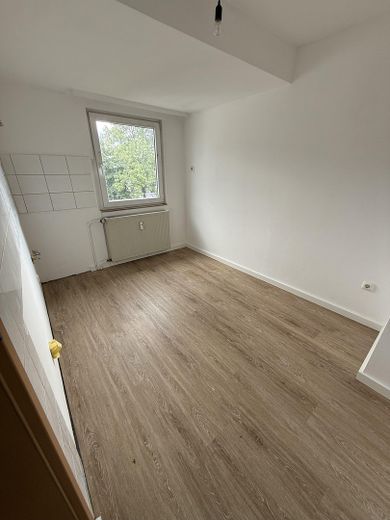 City Dachgeschosswohnung 2-Zimmer,schön hell,frisch renoviert,Garage,ab sofort – Küche