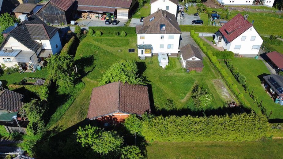 Zweifamilienhaus mit zwei Garagen auf 899qm Grundstück – Foto 3