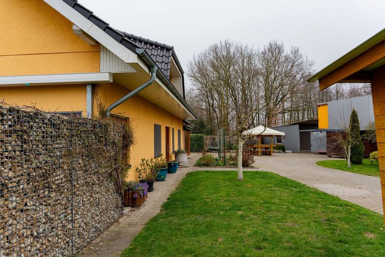 Vielseitige Gewerbeimmobilie in Wietmarschen OT Lohne: Halle, Büro & Wohnhaus – Zufahrt vor dem Wohnhaus
