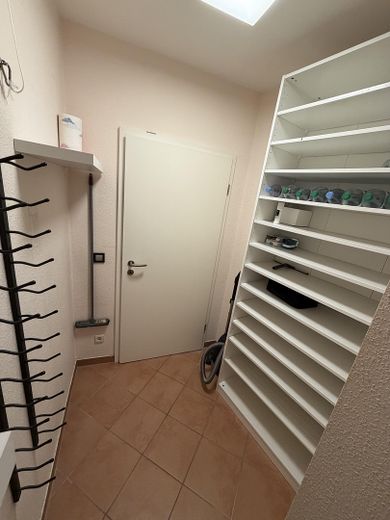 Barrierefreie 3,5-Zimmer-Wohnung in Sasel – Südwest-Balkon, Aufzug Tiefgarage, 2 TG-Plätze – Abstellraum/Schuhschrank