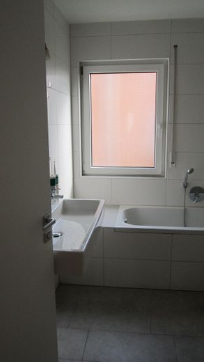Ruhige zentrale 4,5-Zimmer-Wohnung mit großem Balkon 1. OG Herrenberg Ziegelfeld Wallbox Stellplatz – Badezimmer