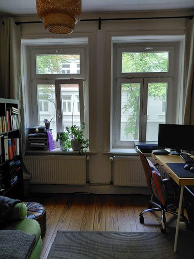Sans commission pour l’acheteur ! Charmant appartement calme de 2 pièces au cœur de Winterhude – Blick auf die grüne Straße 2