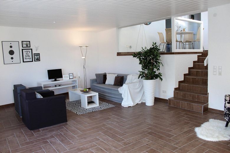 Ausgefallenes 2-Fam. Architektenhaus mit Pool,Energieausw. D, Runkel OT,provisionsfrei zu verkaufen – Haus 8A Wohnzimmer
