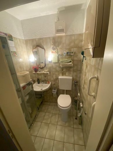 Großzügiges Zweifamilienhaus zur Eigennutzung und Kapitalanlage mit hoher Rendite – EG Gäste-WC 