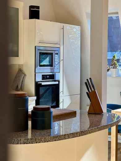 Maisonette de estilo antiguo inundada de luz, con chimenea, aire acondicionado y un ambiente residencial tranquilo – Küche - Arbeitsplatte