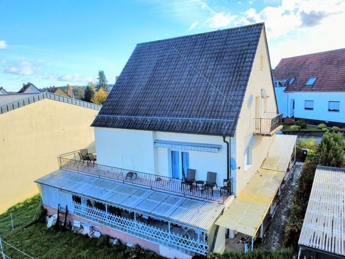 Gelegenheit für die große Familie: Zweifamilienhaus mit Einliegerwohnung in ruhiger Lage im Angebot! – 5263 - ZFH mit EinliegerwohnungAnsicht mit Terrasse