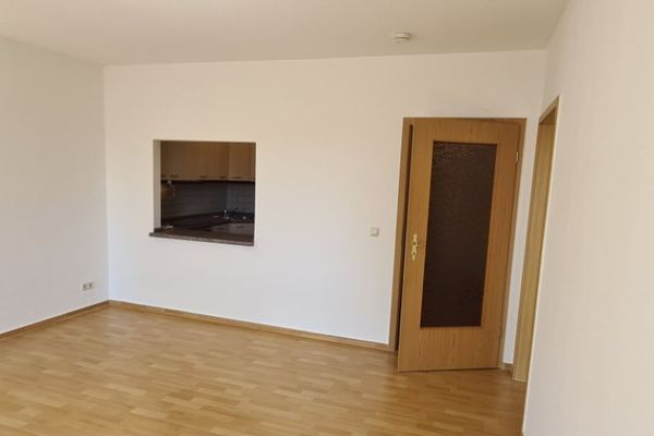 Helle Zweizimmer-Wohnung mit EBK in Wohnkomplex in Eisenberg