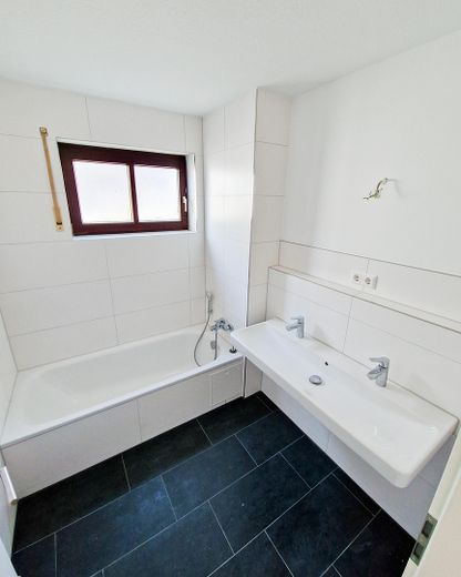 Renovierte 2-Zimmer-Wohnung in Korb mit Garagenstellplatz & Terrasse – Bad