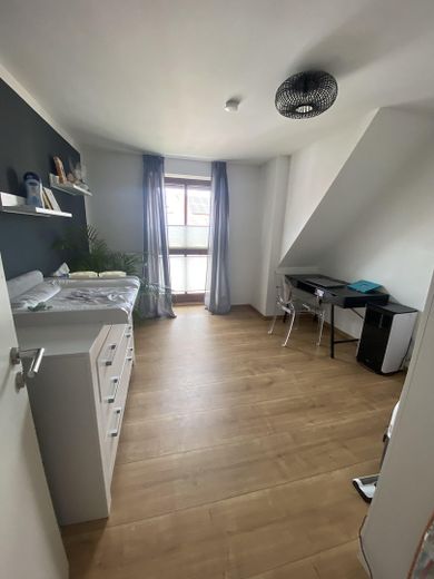 Exkl. 3-Zimmerwohnung 74+21qm EINMALIGER NUTZFLÄCHE - Einbauküche+begehb. Kleiderschr. auf 2 Ebenen – Kinderzimmer/Büro