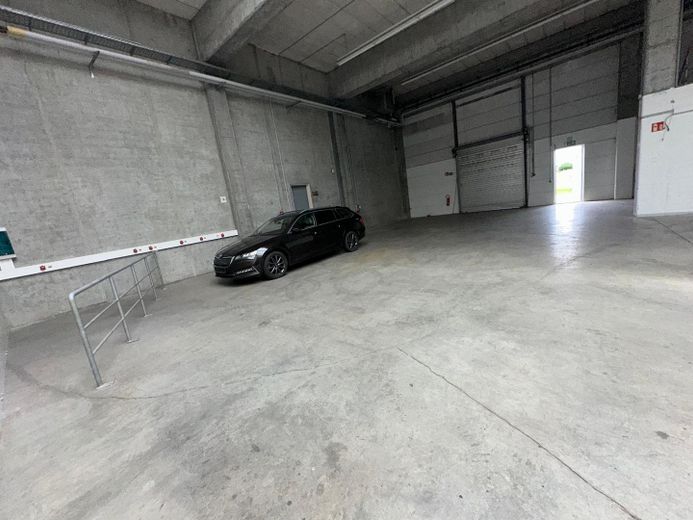 Magazzino, produzione, ufficio/locali sociali 750m² + 206m², area esterna >5000m² (opzione + lavorazione CNC circa 400m²) – Halle