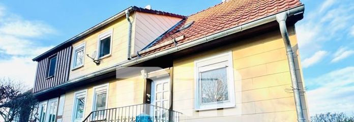 Bonita casa adosada con edificio anexo, garaje y zona ajardinada acondicionada
