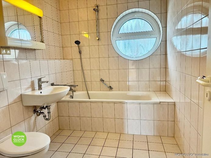 Bezaubernde Maisonette Wohnung mit Traumbalkon – Bad