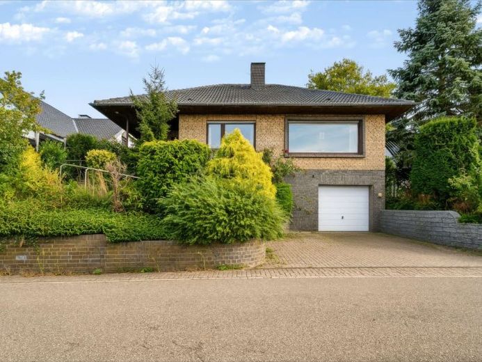 Freistehendes Einfamilienhaus mit Garage auf dem Eltenberg – Foto 1
