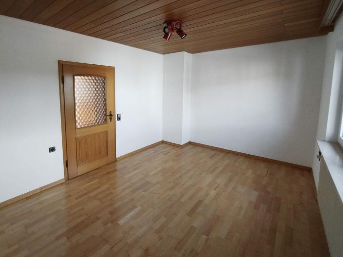 Helle, renovierte 4-Zimmer-Wohnung (1.OG) mit Küche und Süd-Balkon in ruhiger Lage in Kleinostheim – Schlafzimmer / Home Office 2