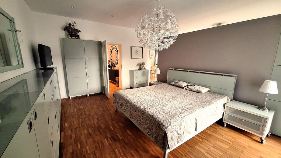Großzügige 2-Zimmer-Wohnung, hochwertige Einbauküche, Innenstadt, Südbalkon – Schlafzimmer