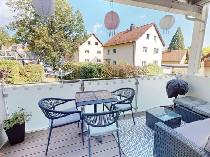 كنز نادر: شقة أنيقة ومُجدَّدة بأسلوب عصري، تضم 3 غرف ومعيشة ومطبخًا وحمامًا، مع شرفة وحديقة خاصة بمساحة تقارب 197 م² ومرآب كبير – الصورة 1