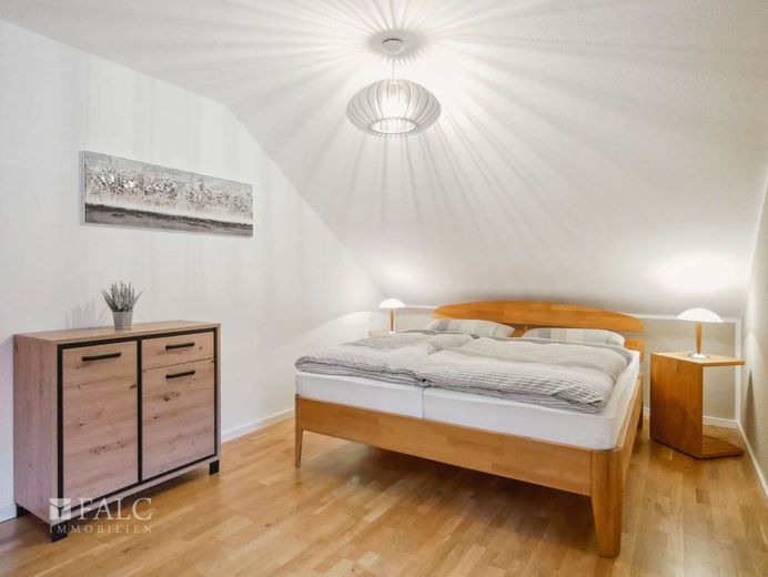 Provisionsfrei! Viel größer als gedacht! EFH mit Kamin, Balkon, Terrasse + Carport! – 1. Schlafzimmer