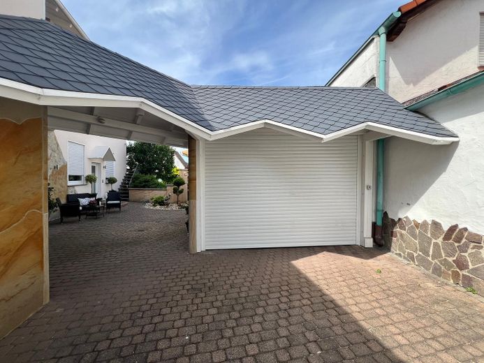 Mehrgenerationenhaus mit zwei Wohneinheiten, Garten und Pool – Garage mit elektr. Rolltor