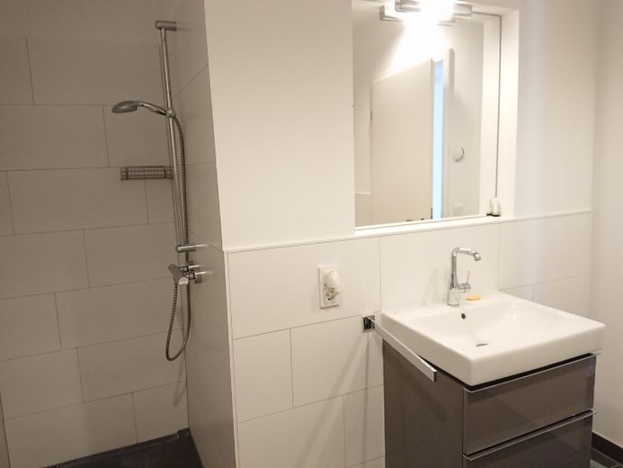 2-Zimmer-Neubauwohnung mit gehobenem Standard und 2 Balkonen – Foto 4