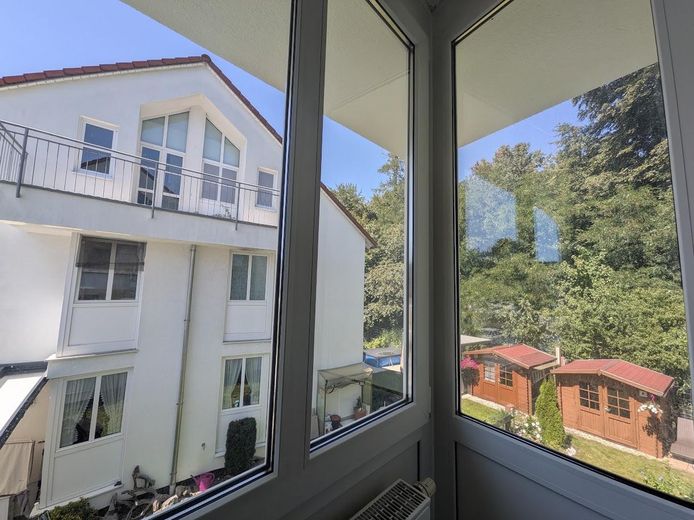 Lichtdurchflutete 3-Zimmer-Wohnung mit Süd-Wintergarten und Waldblick am Ebersberger Forst. – Badezimmer - Waldblick.