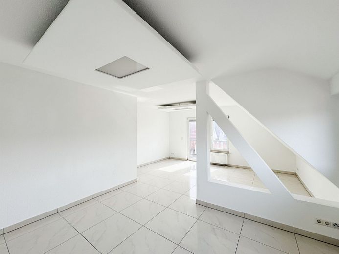Helle und großzügige 3,5-Zimmer Maisonettewohnung mit EBK und Balkon! – Ebene 1 - Wohn-Essbereich 1