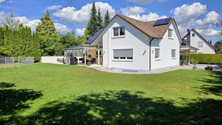 Provisionsfreies Einfamilienhaus in Wittislingen: 2.190m² Traumgrund, Außenpool, Whirlpool & Sauna – Titelbild #01
