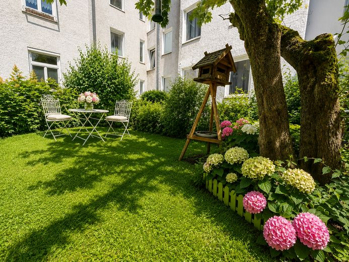 Kamienica w stylu secesyjnym w monachijskiej dzielnicy Westend: gotowa do zamieszkania i położona od strony spokojnego wewnętrznego dziedzińca – Innenhof mit Sitzecke